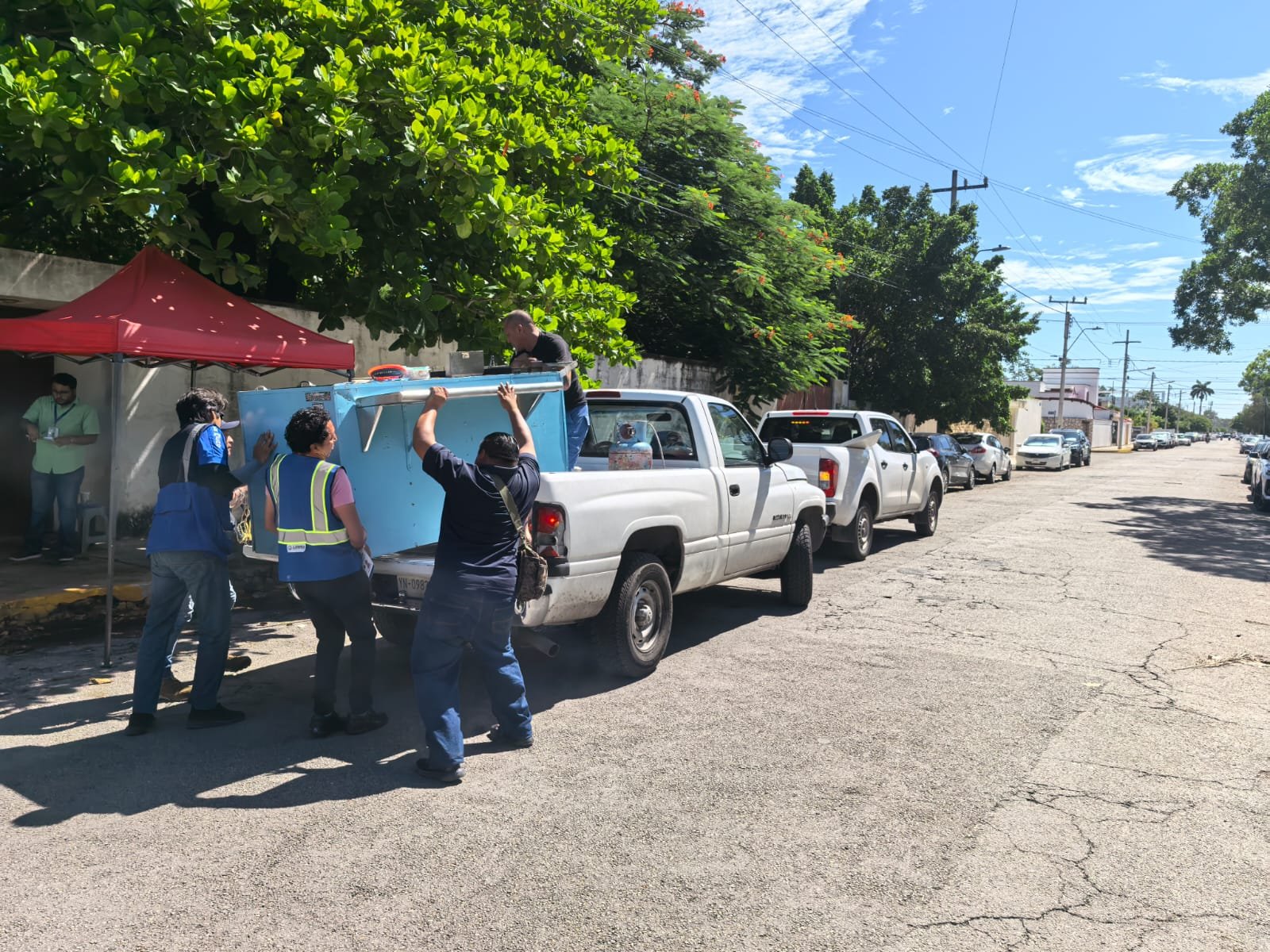 Ayuntamiento de Mérida retira puestos ambulantes irregulares.