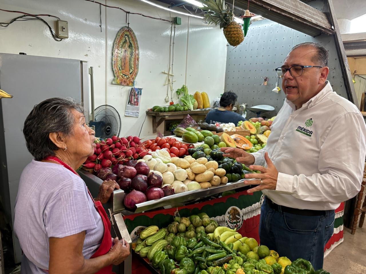 El Ayuntamiento de Mérida atiende a locatarios de Santa Ana.