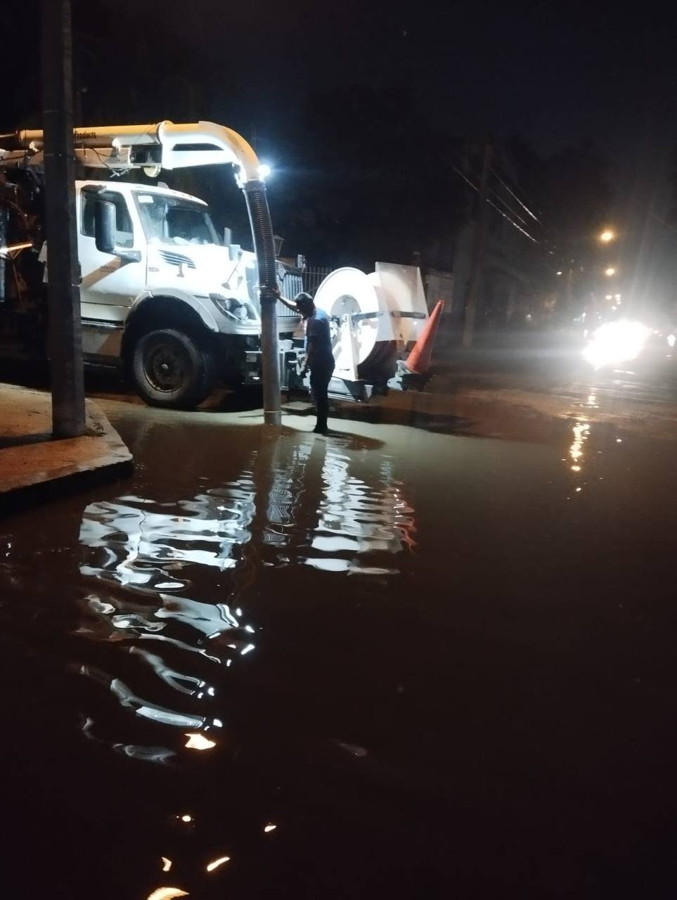 Servicios Públicos supervisa vialidades tras intensa lluvia