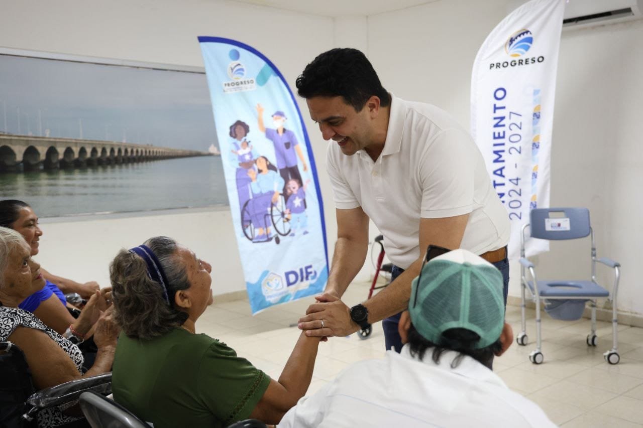 Erik Rihani entrega más apoyos ortopédicos en Progreso