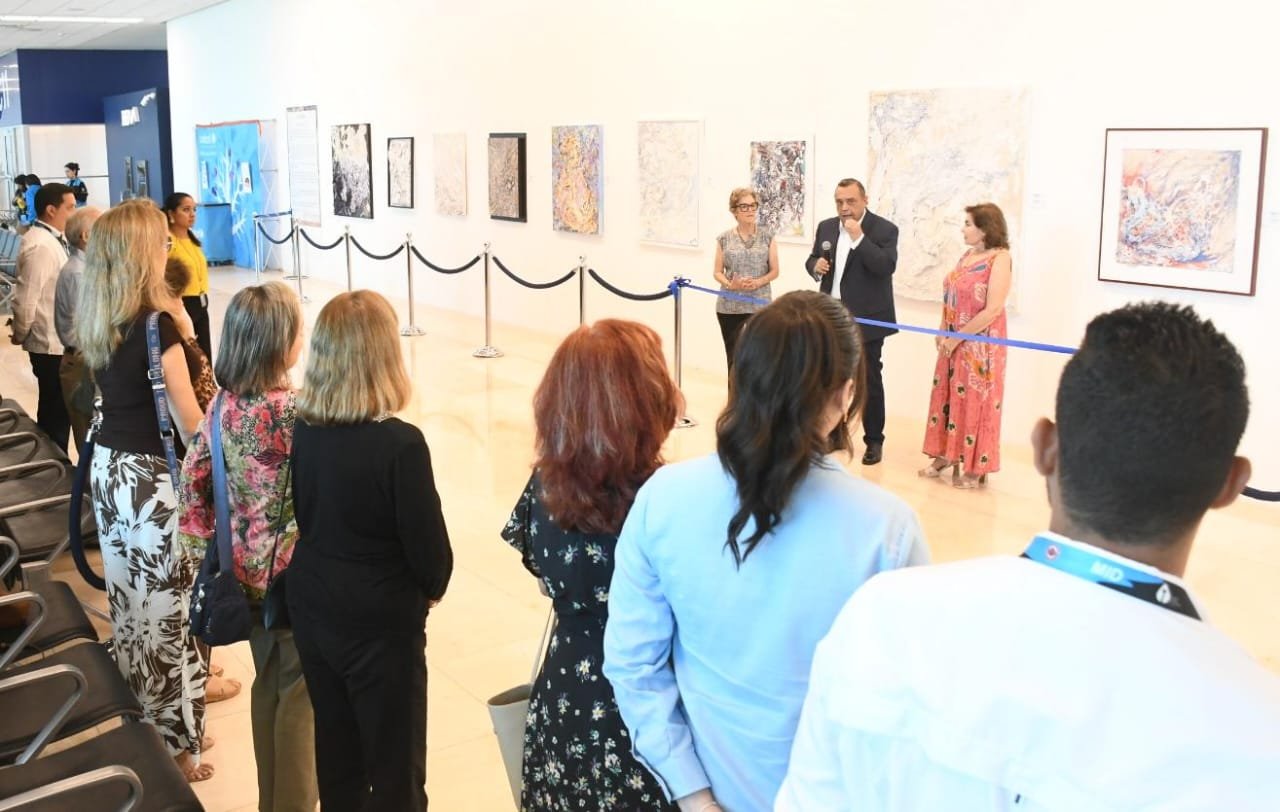 ZOOM” de Addy Marlene Semerena en la Galería del Aeropuerto de Mérida.