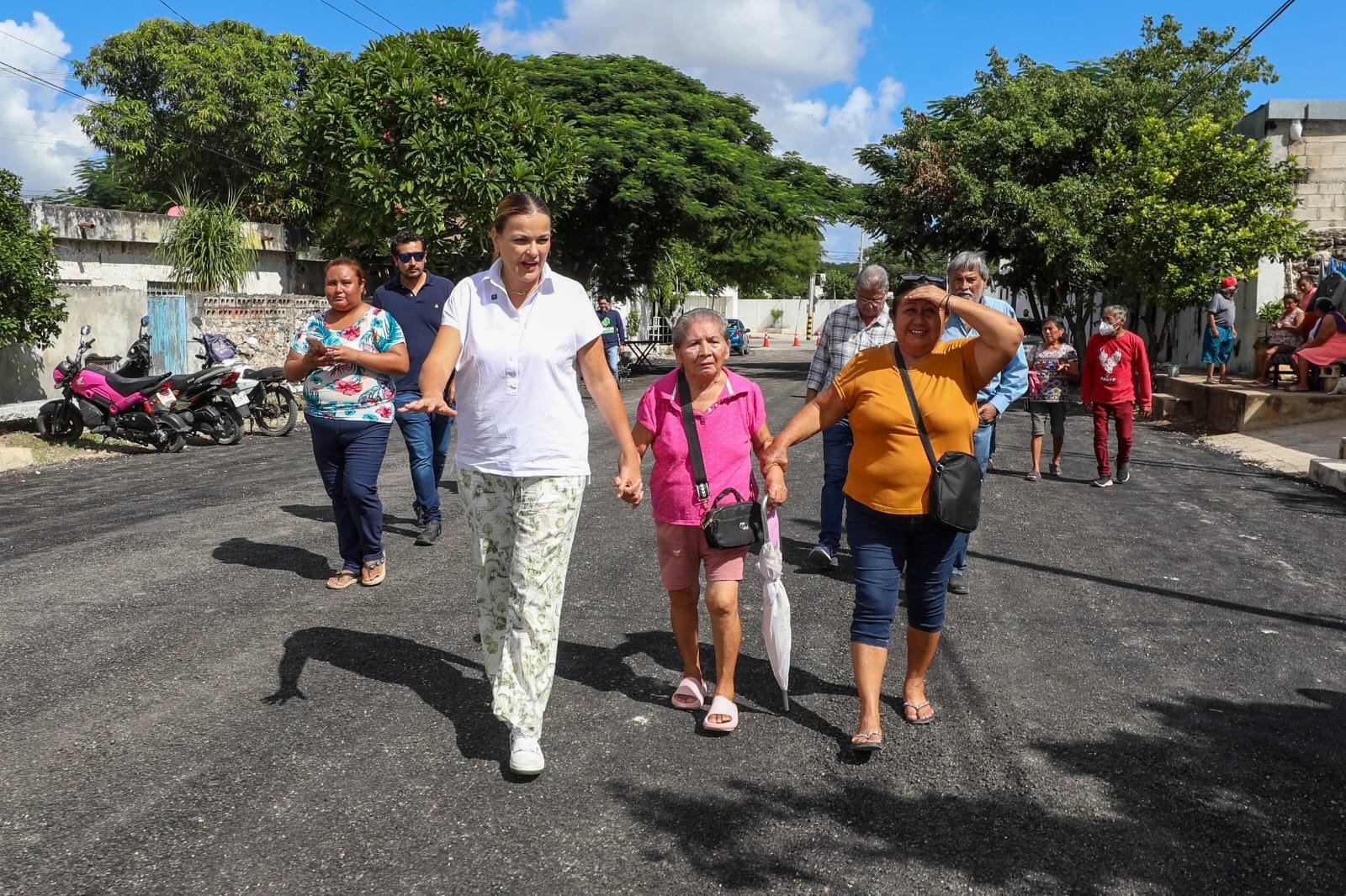 Entrega Cecilia Patrón más calles nuevas y repavimentadas