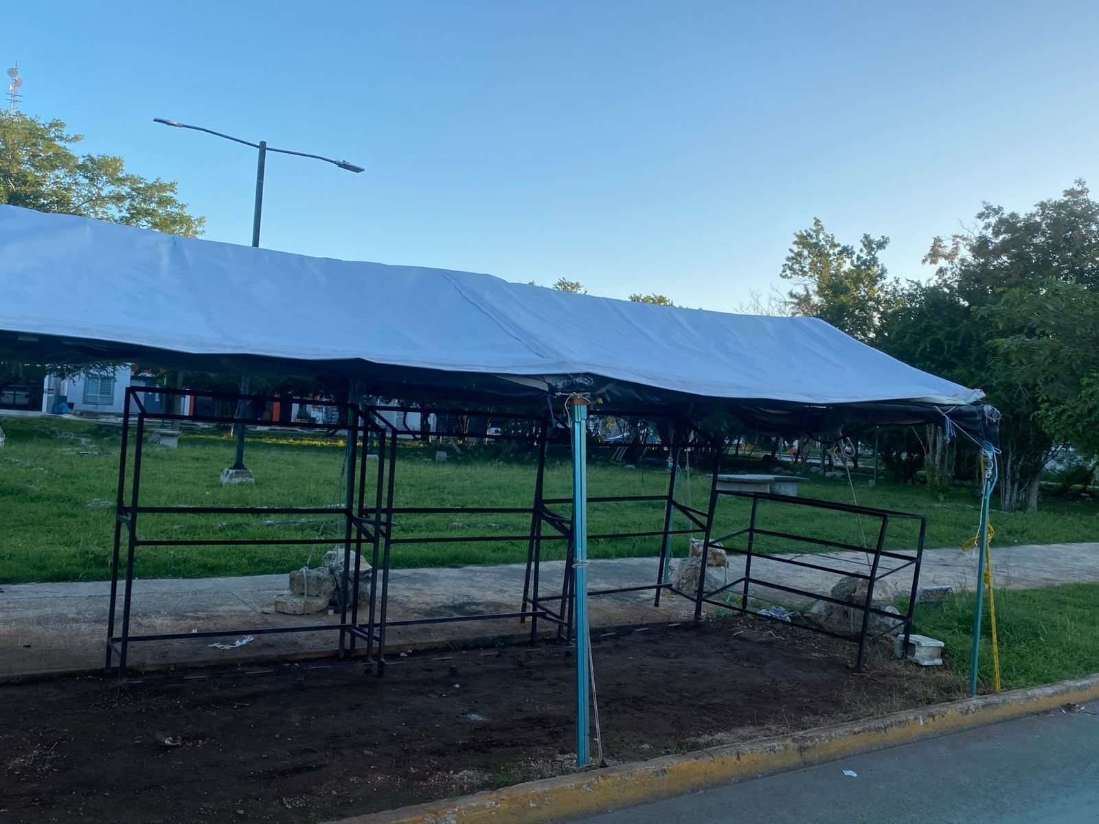 Ayuntamiento de Mérida retira puestos de ambulantes sin permiso.