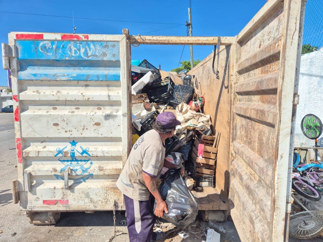 Ayuntamiento de Progreso descacharriza en la colonia Canul Reyes