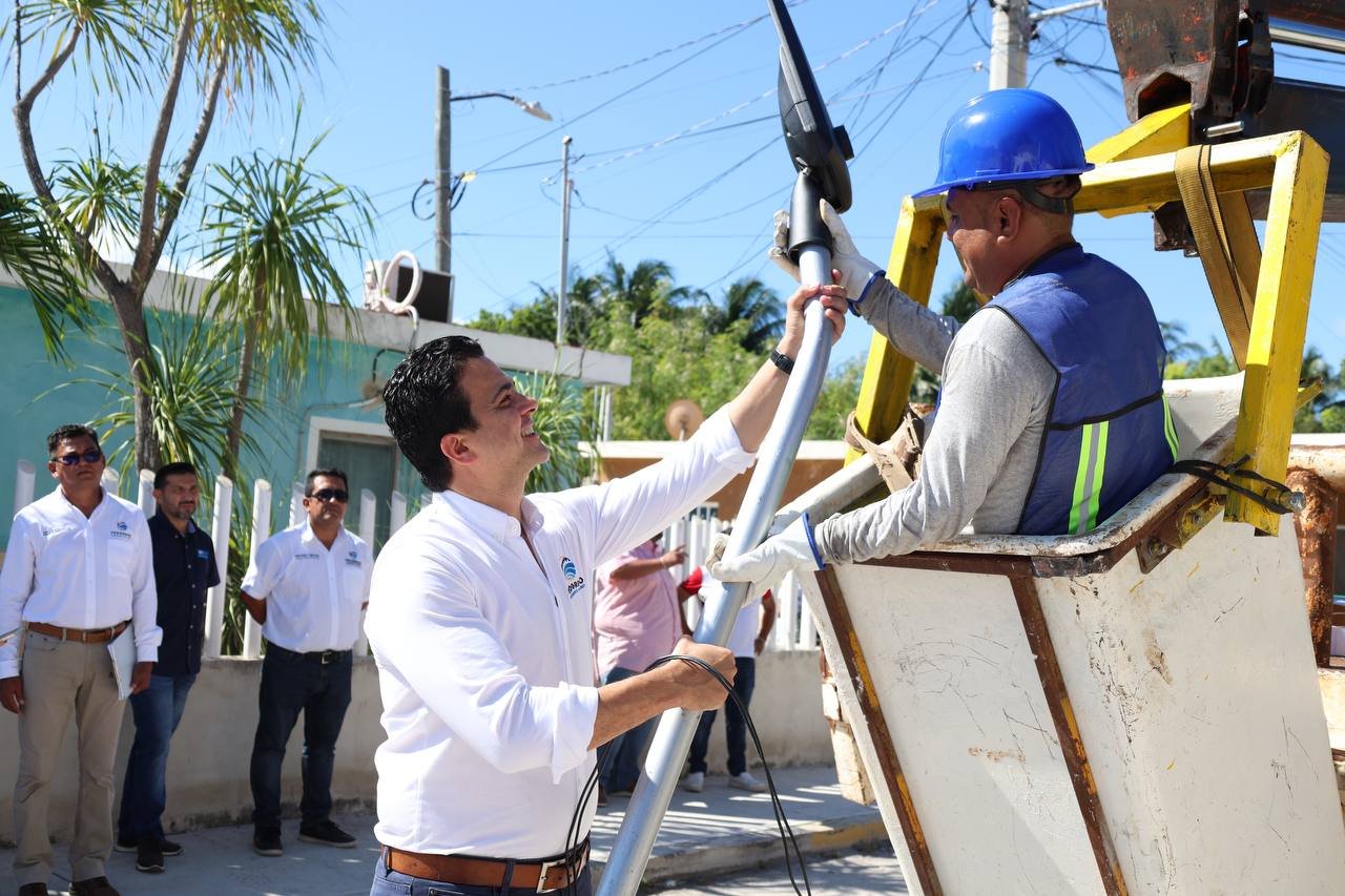 Rihani González “ilumina” Chuburná Puerto con nuevas luminarias