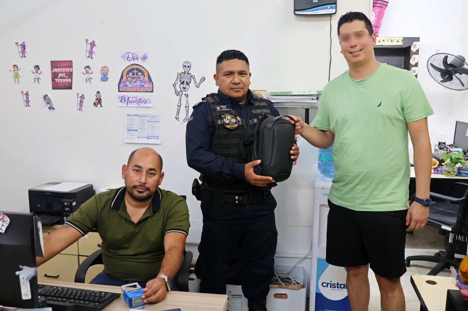 Turista recupera pertenencias con apoyo de la Policía de Mérida.