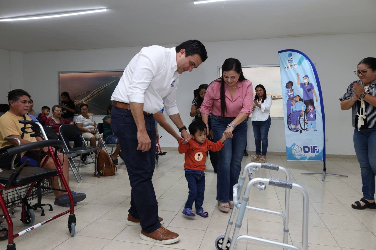 Erik Rihani y DIF entregan apoyos ortopédicos en Progreso