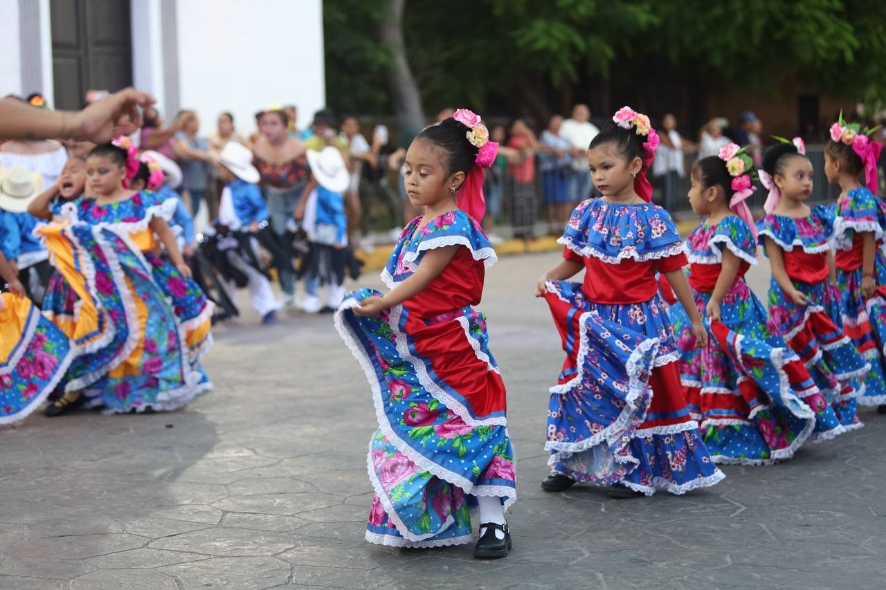 Colorido desfile infantil conmemora la Revolución Mexicana en Progreso