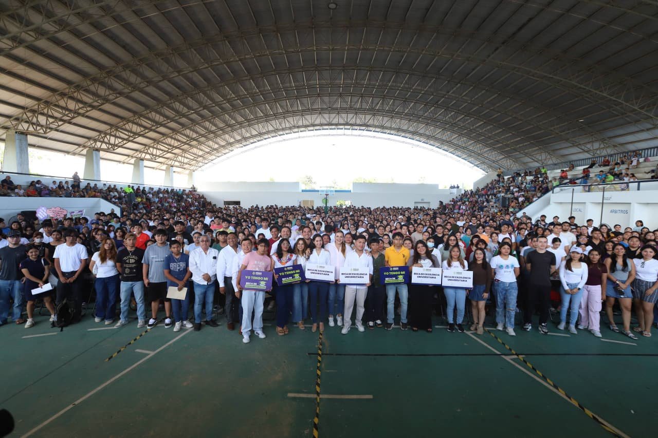 Entrega Cecilia Patrón apoyos económicos educativos a la juventud meridana.