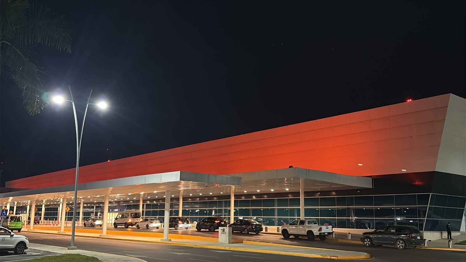 Aeropuerto de Mérida se ilumina de naranja