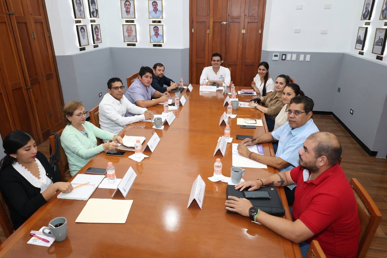 Erik Rihani fortalece vínculos con UADY para apoyar estudiantes