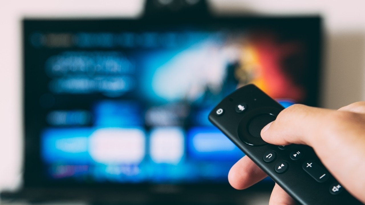 Cambiar tiempo de televisión por actividad física reduce riesgo de depresión en adultos