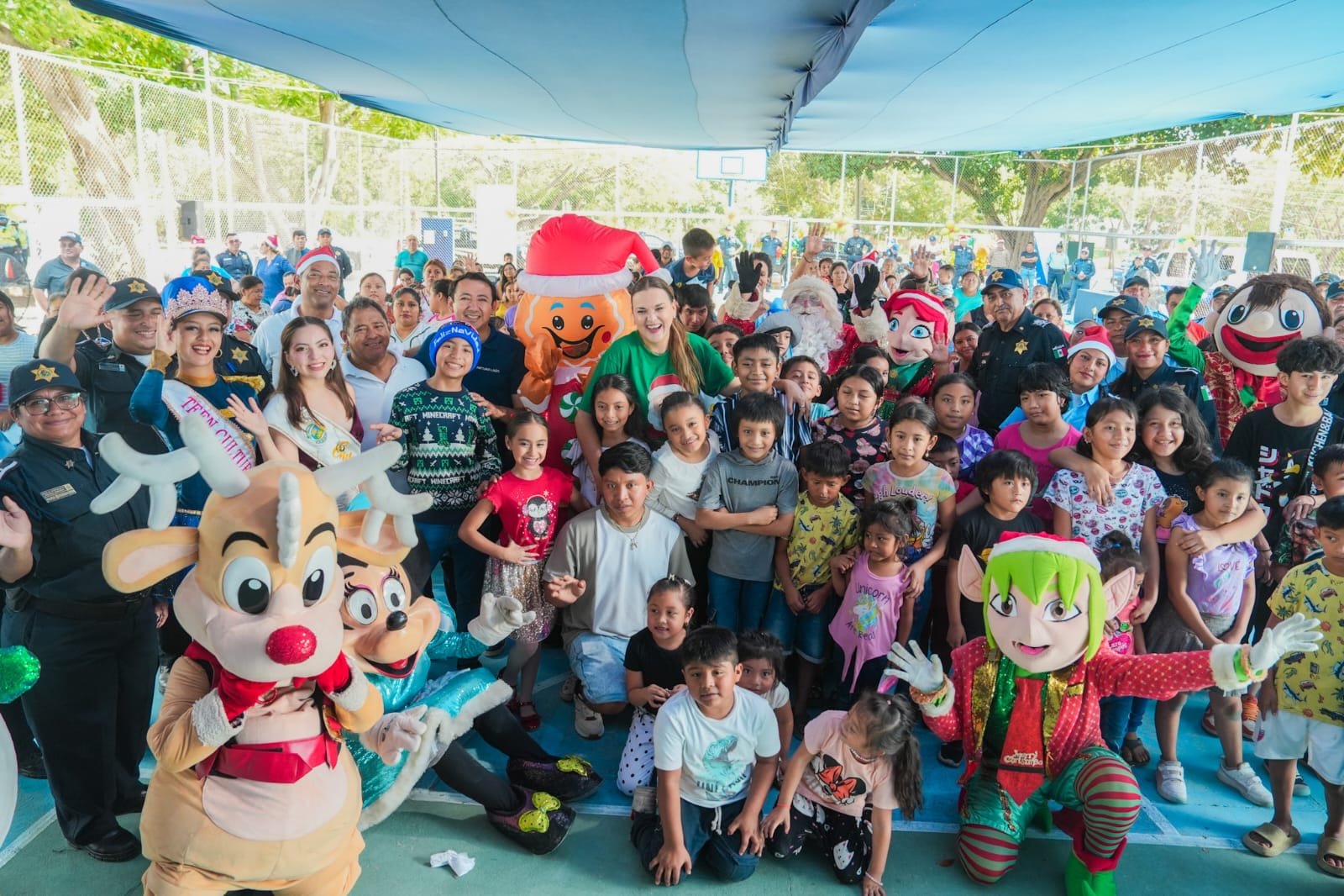 Con la Policía de Mérida, Cecilia Patrón lleva la Navidad a comisarías del sur.