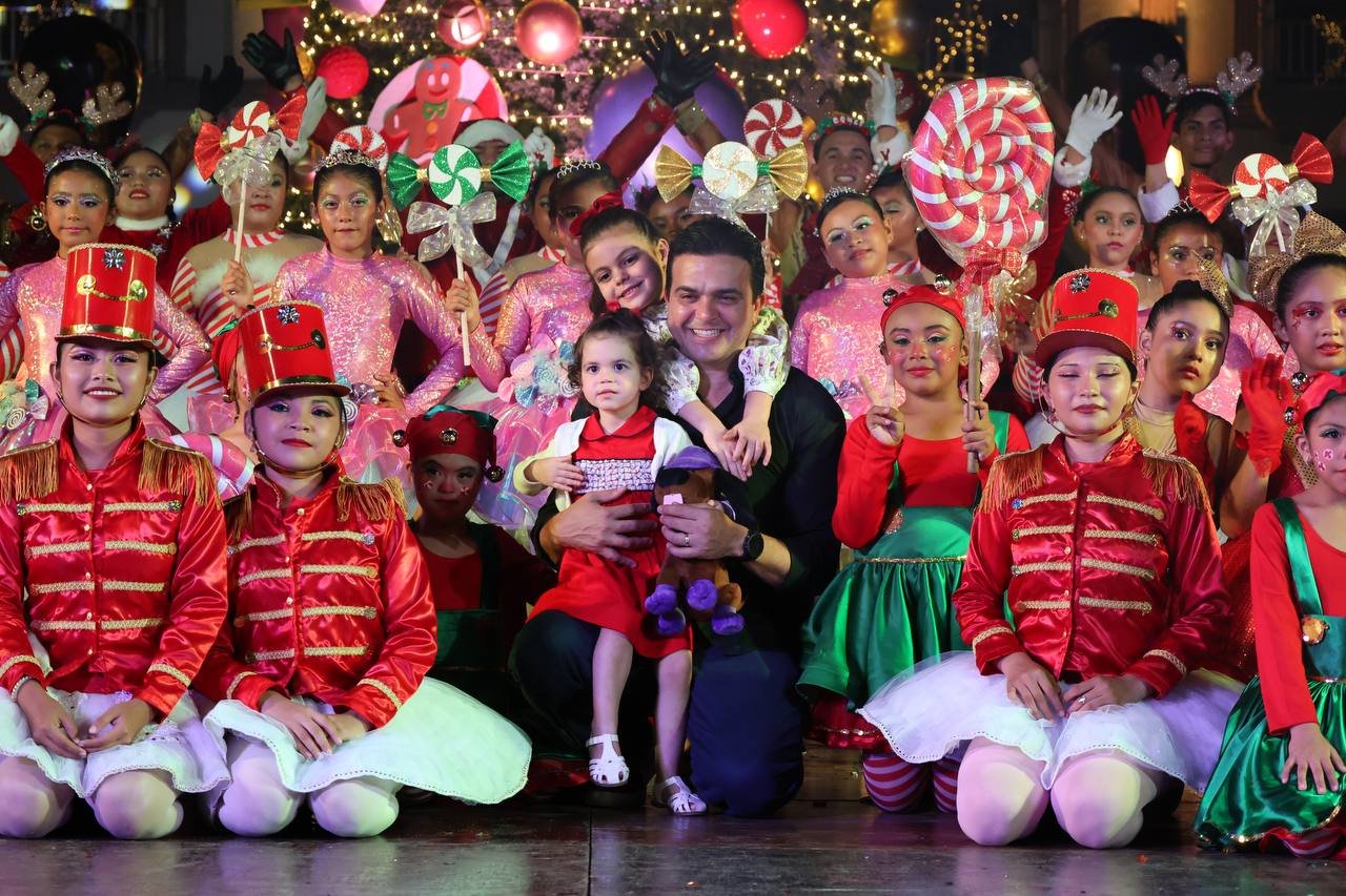 El alcalde Erik Rihani encende del Árbol: “Un Abrazo de Amor Navideño”