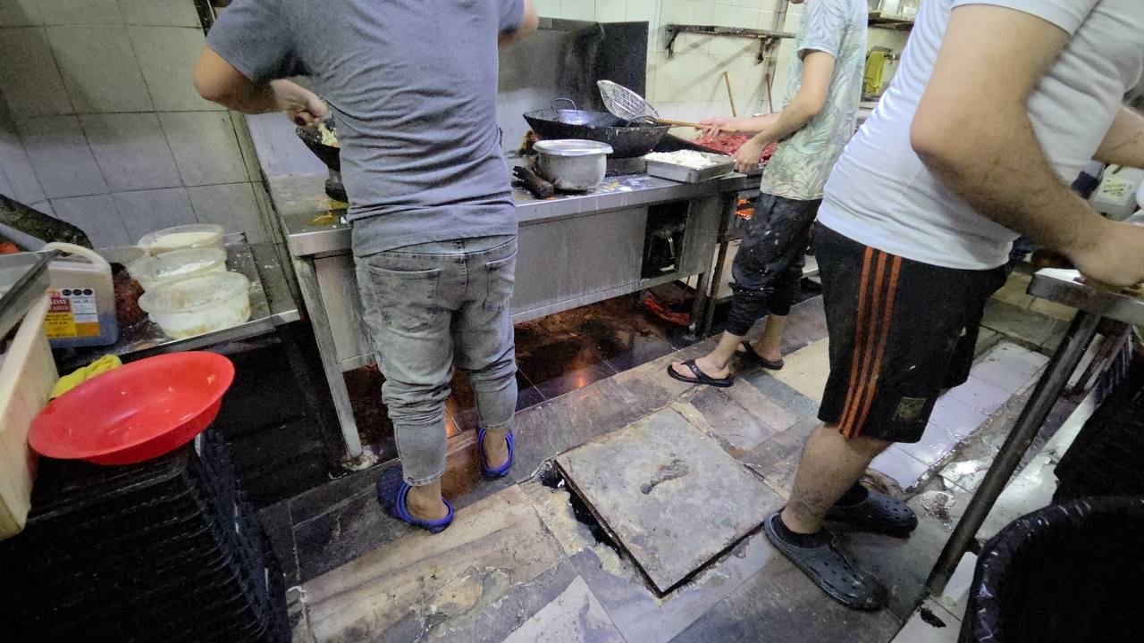 Suspenden a tres comercios por incumplir normas de Protección Civil