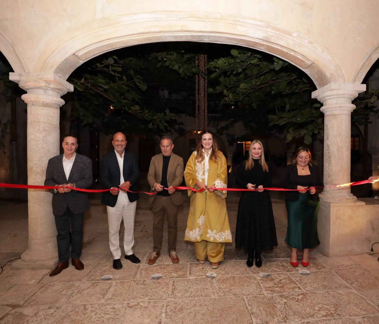 Cecilia Patrón inaugura el Hotel Sevilla, joya del Centro Histórico de Mérida.