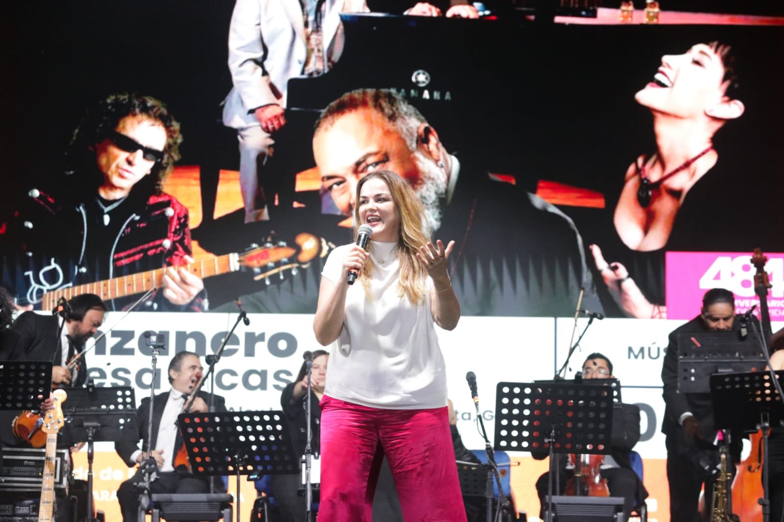 Miles de meridanos rinden emotivo homenaje a Armando Manzanero