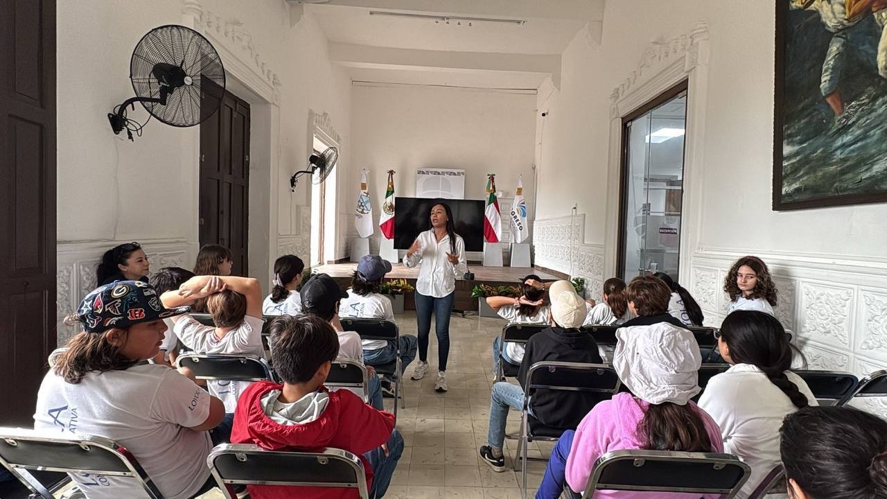 Progreso fomenta educación ambiental con jornada de limpieza de playa