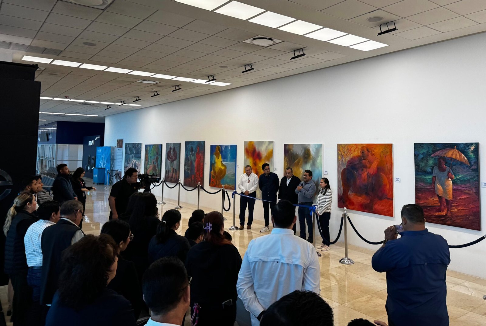 Inauguran «Pincel de Luz» de Víctor Argáez en el Aeropuerto de Mérida