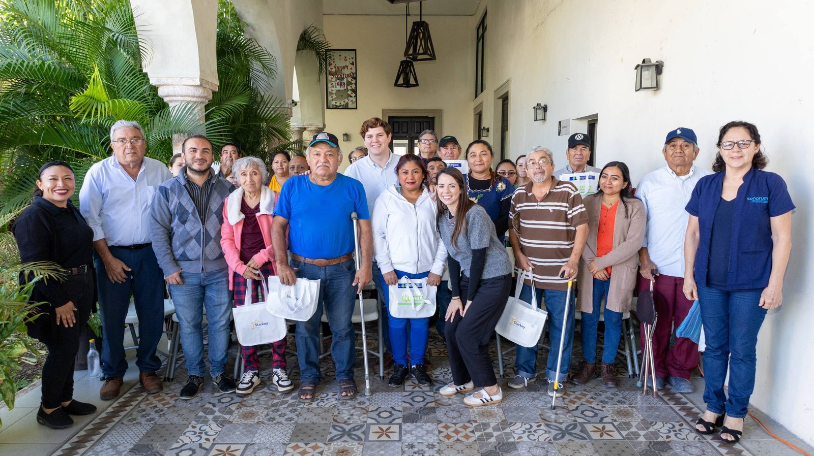 Ayuntamiento de Mérida entrega auxiliares auditivos.
