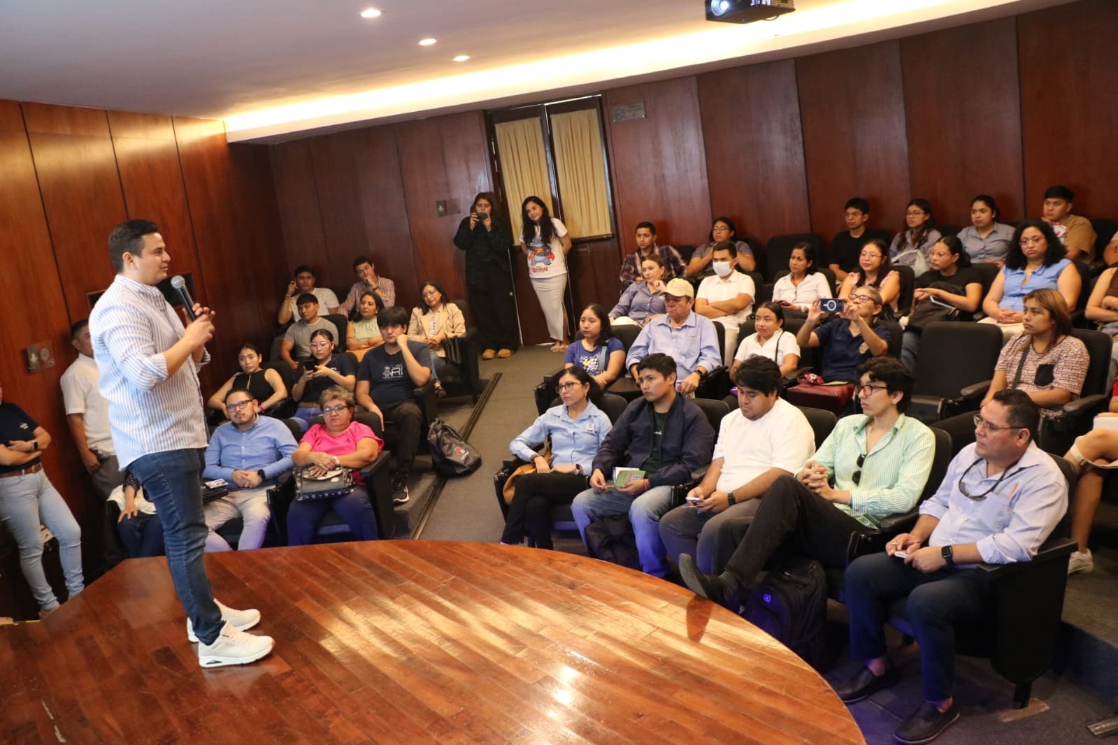 Conecta Ayuntamiento de Mérida a jóvenes con causas sociales.