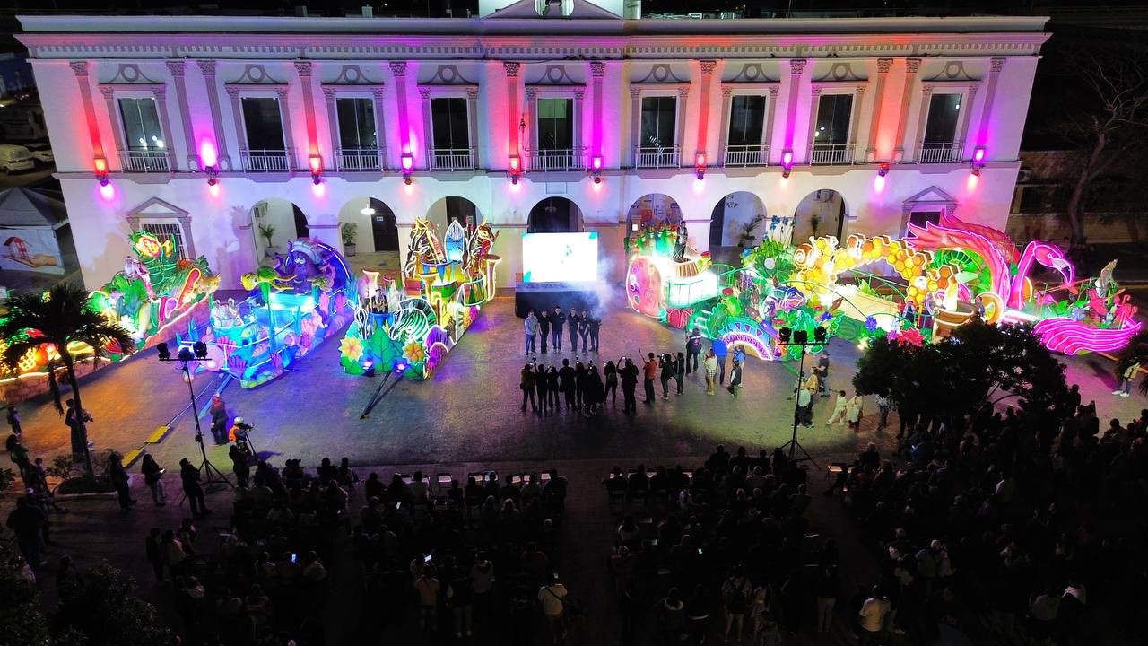 En Progreso cientos de personas viven la magia del Carnaval con la presentación de los carros alegóricos