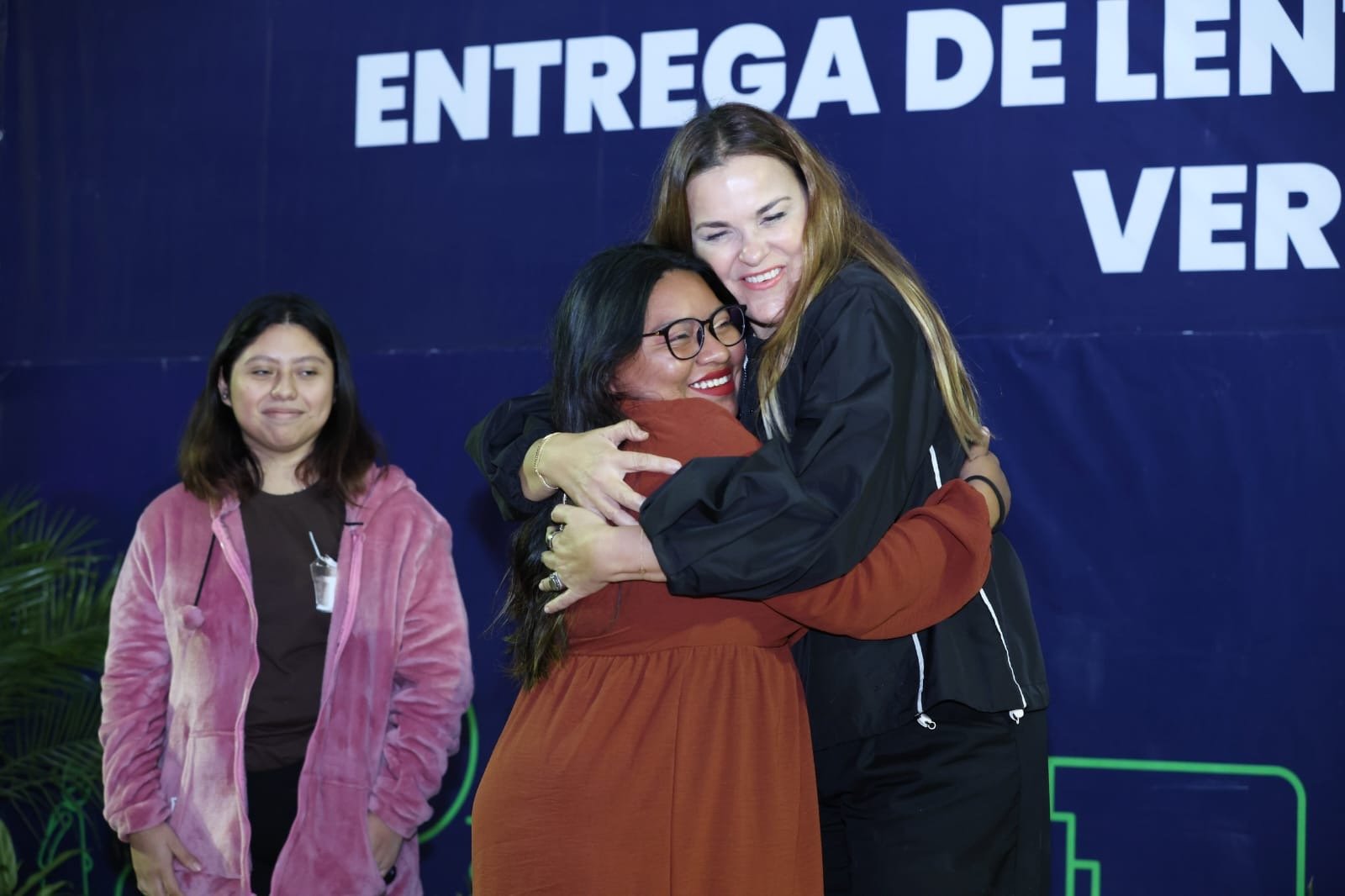 Cecilia Patrón entrega lentes a 513 personas en El Roble Agrícola