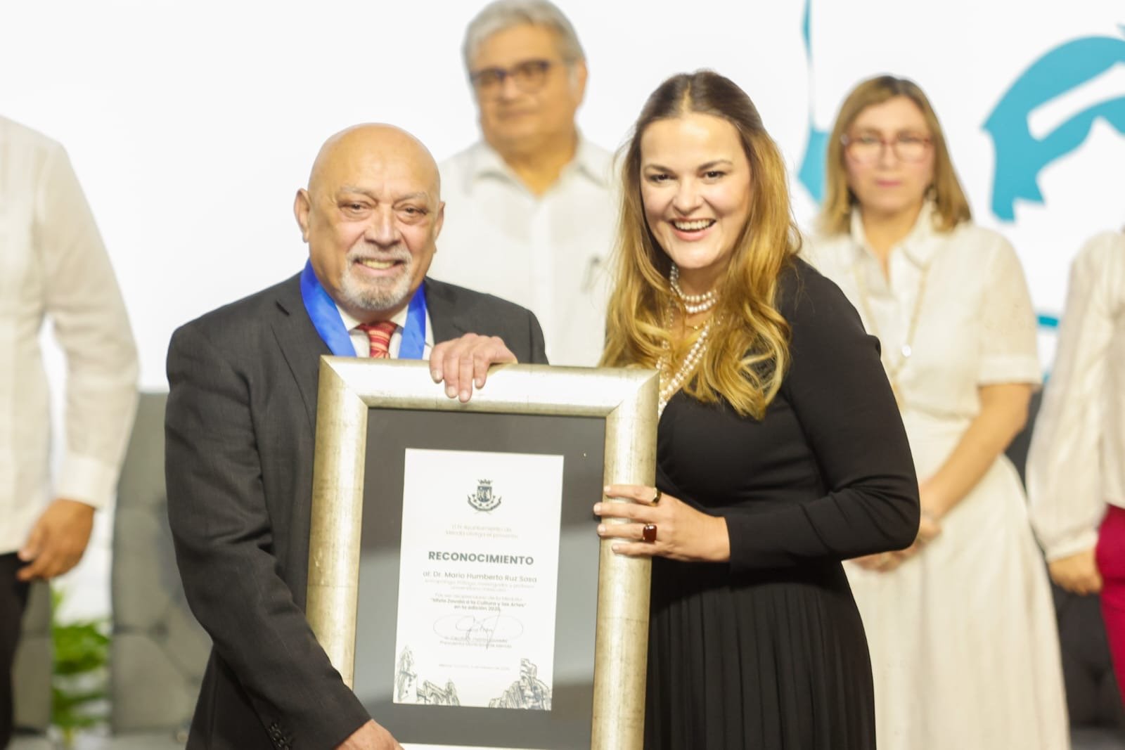 Cecilia Patrón entrega la Medalla Silvio Zavala a Mario Ruz Sosa