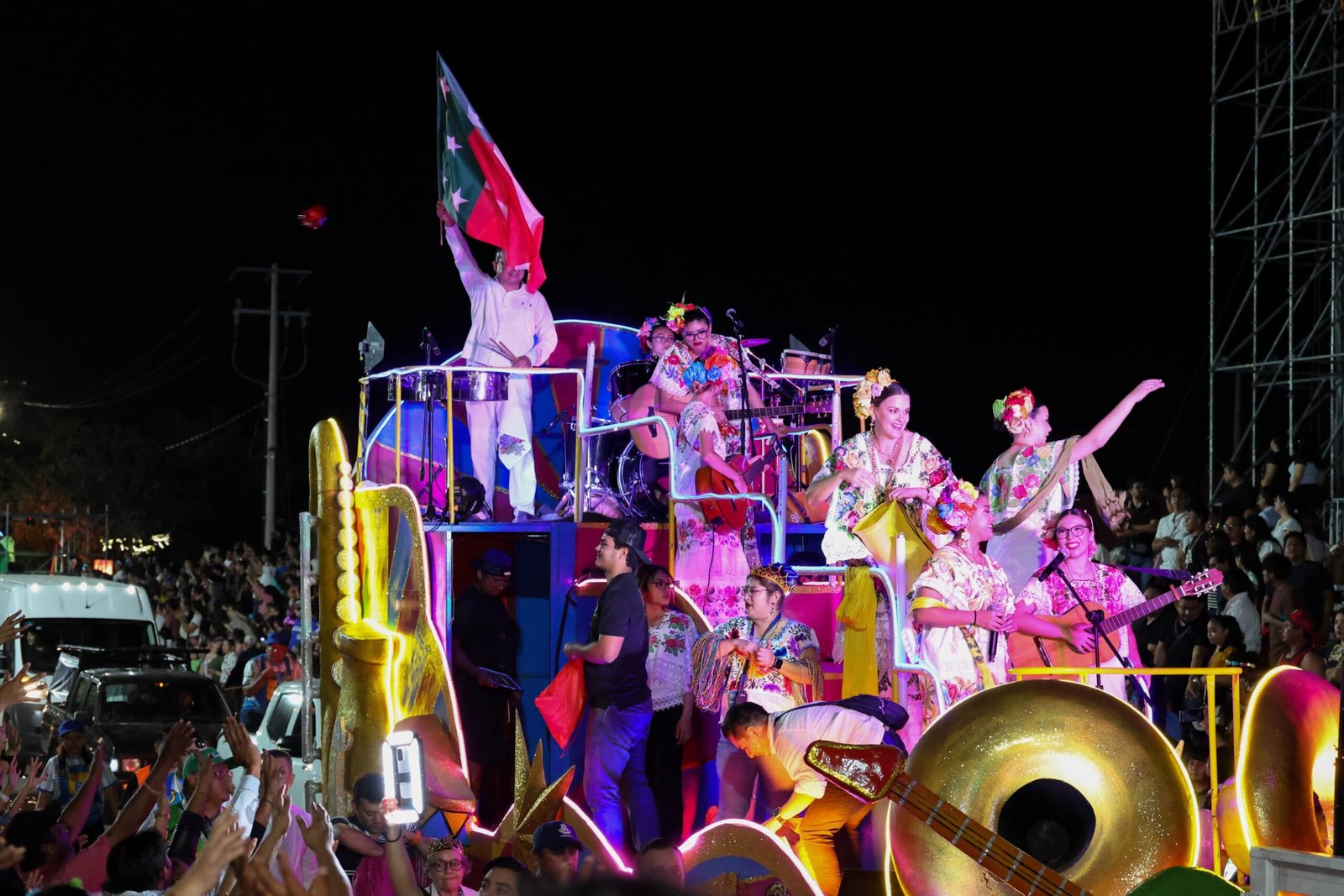 Cecilia Patrón destaca la riqueza cultural en la Noche Regional Carnaval Mérida