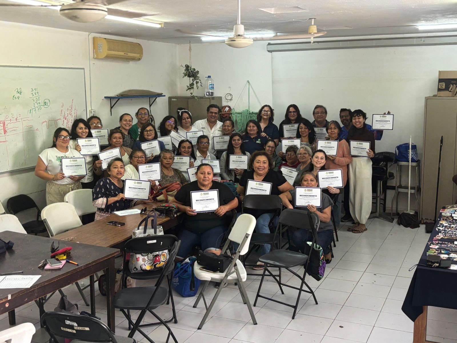 Más de 760 meridanos concluyen cursos municipales de capacitación