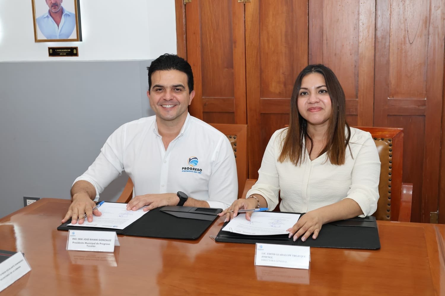 Erik Rihani firma convenio de capacitación con ICATEY