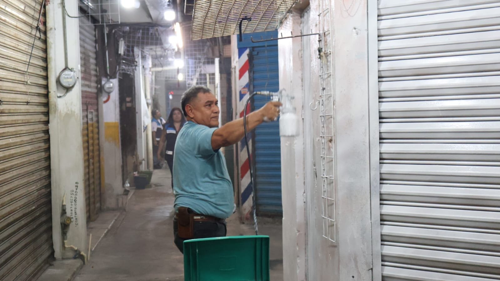 Mega Operativo de Limpieza en Pasaje Cecilio Chi en el Centro Histórico