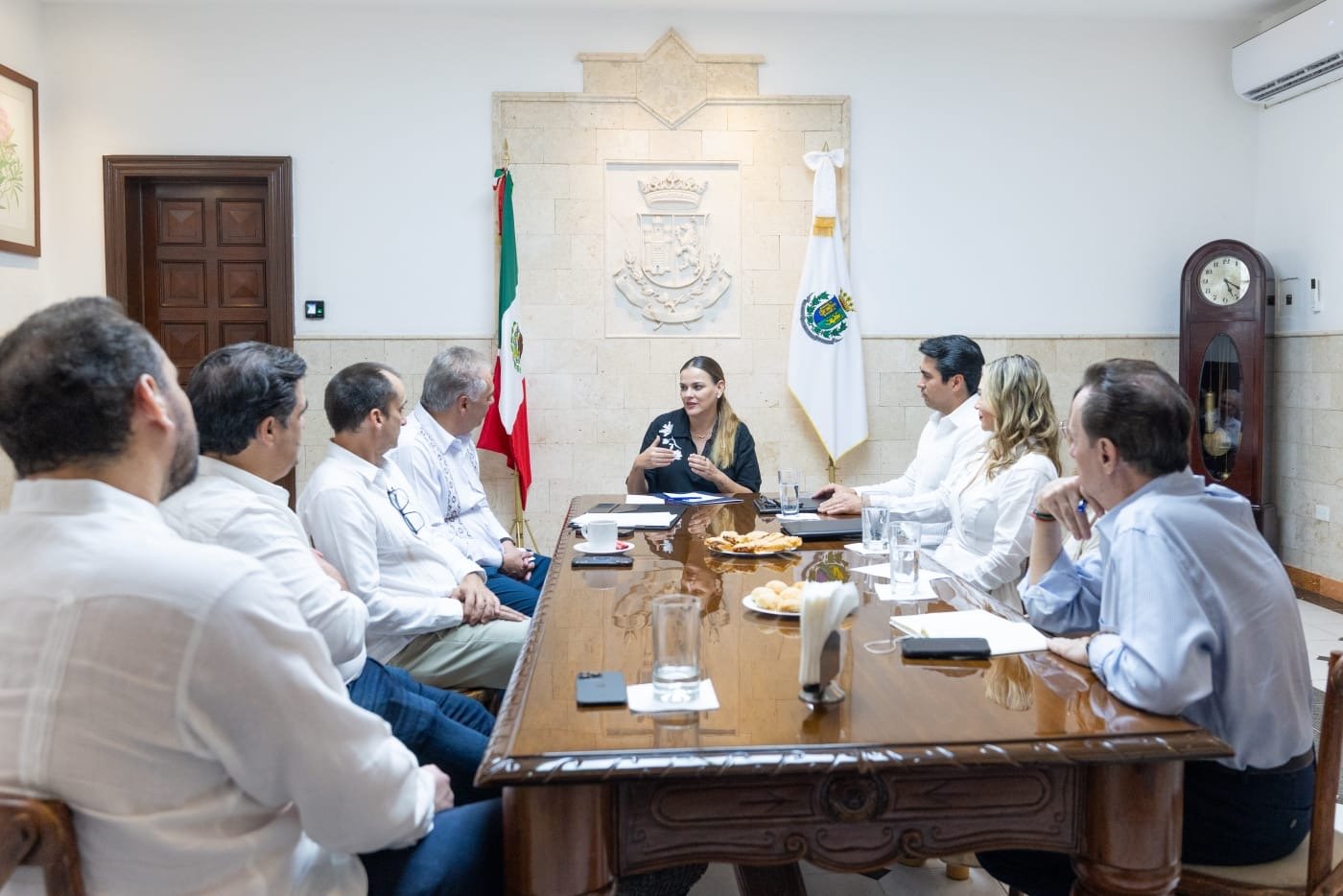 Cecilia Patrón recibe visita de presidente nacional de restauranteros.