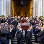 Centenares de personas despiden en Nueva York a Willie Colón entre aplausos y salsa