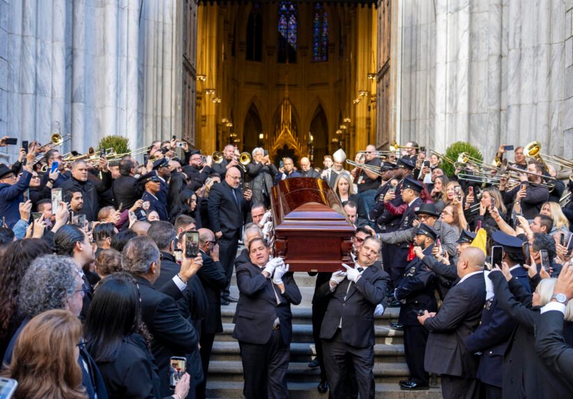 Centenares de personas despiden en Nueva York a Willie Colón entre aplausos y salsa